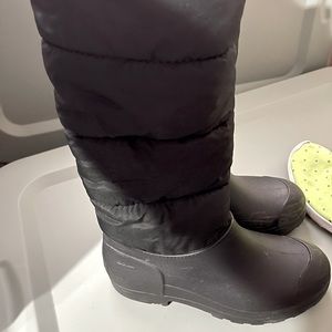 Black mid calf fashionable snow boots